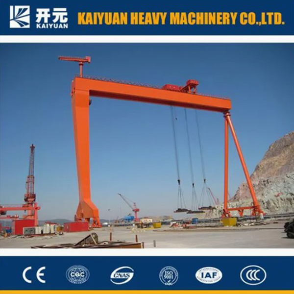 Обширный корабль отремонтирован с помощью судостроительного козлового крана.2