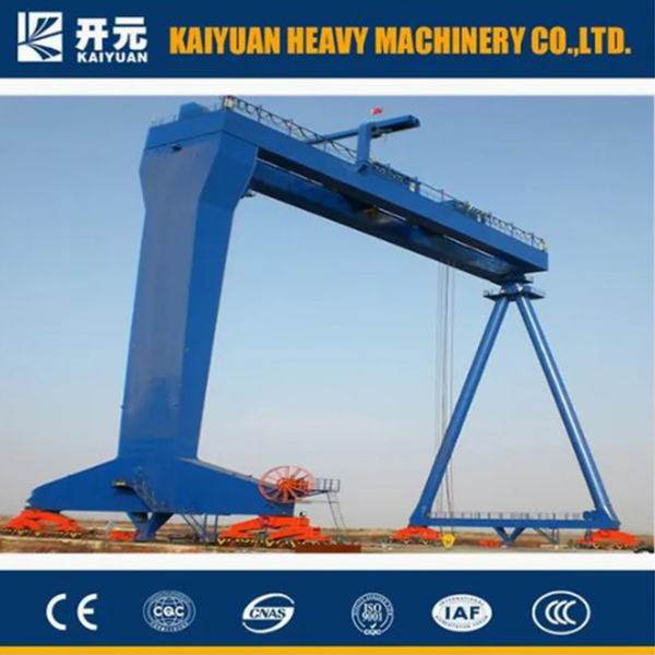 Обширный корабль отремонтирован с помощью судостроительного козлового крана